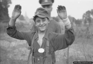 18 juillet 1944 : un jeune soldat allemand fait prisonnier pendant l’opération Goodwood, dans le secteur de Hérouvillette. Photo : IWM