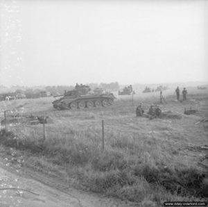 18 juillet 1944 : des chars Cromwell de la 2nd Troop, C Squadron, 2nd Northamptonshire Yeomanry, 11th Armoured Division, rassemblés avant le début de l’opération Goodwood, dans le secteur de Hérouvillette. Photo : IWM