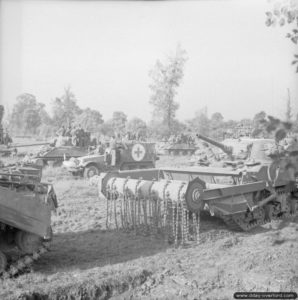 18 juillet 1944 : des chars Sherman et Sherman Crab attendent l’ordre de progresser dans le cadre de l’opération Goodwood, dans le secteur de Hérouvillette. Photo : IWM
