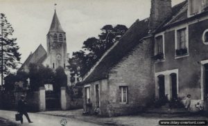 L’église et le monument aux Morts à Hérouvillette avant la guerre. Photo : DR