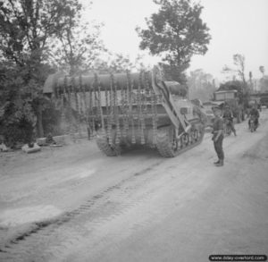 18 juillet 1944 : un char Sherman Crab s’apprête à traverser l’Orne dans le cadre de l’opération Goodwood, dans le secteur d’Hérouvillette. Photo : IWM