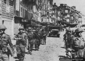 Août 1944 : des soldats belges de la brigade Piron marchent dans Honfleur. Photo : DR