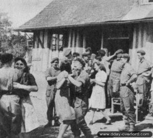 Août 1944 : des soldats belges de la brigade Piron fraternisent avec la population d’Honfleur. Photo : DR