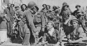 Août 1944 : des soldats belges de la brigade Piron fraternisent avec la population d’Honfleur. Photo : DR