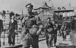 Août 1944 : des soldats belges de la brigade Piron progressent dans Honfleur, casque à la ceinture. Photo : DR