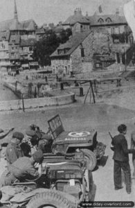 Août 1944 : plusieurs Jeep belges appartenant à la brigade Piron garées dans Honfleur. Photo : DR