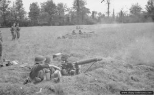 11 juillet 1944 : des mitrailleuses Vickers du 2nd Battalion, Cheshire Regiment, en appui d’une attaque de la 231st Brigade de la 50th Northumbrian Division au nord du village d’Hottot-les-Bagues.. Photo : IWM