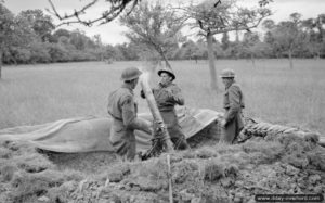 11 juillet 1944 : un mortier anglais de 4,2-inch appartenant au 2nd Battalion, Cheshire Regiment, en appui d’une attaque de la 231st Brigade de la 50th Northumbrian Division au nord du village d’Hottot-les-Bagues. Photo : IWM