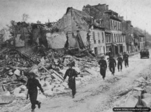 Août 1944 : des soldats belges de la brigade Piron progressent dans Houlgate. Photo : DR