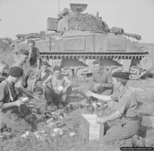 7 août 1944 : dans le secteur d'Ifs, l’équipage d’un char Sherman Firefly du 1st Northamptonshire Yeomanry se réapprovisionne avant le lancement de l’opération Totalize. Photo : US National Archives