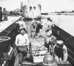 Des sapeurs des E.S.B. à bord d’un LCVP dans le port d’Isigny-sur-Mer. Photo : US National Archives