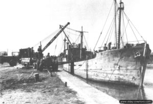 Un caboteur dans le port d’Isigny-sur-Mer. Photo : US National Archives