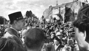 14 juin 1944 : le général de Gaulle rend visite aux habitants d’Isigny, place du Marché. Photo : US National Archives