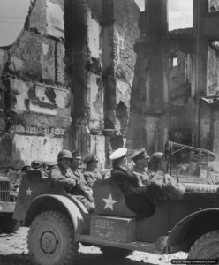 12 juin 1944 : visites de hauts gradés américains (avec notamment le général Marshall) dans les ruines d’Isigny-sur-Mer. Photo : US National Archives