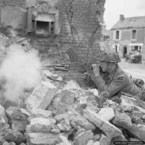 11 juin 1944 : le soldat W. Wheatley de la compagnie A du 6th Durham Light Infantry appuie avec sa mitrailleuse Bren dans Le Douet. Photo : IWM