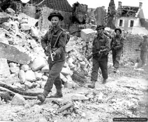 11 juin 1944 : soldats de la compagnie A du 6th Durham Light Infantry dans Le Douet au Chouain. Photo : IWM