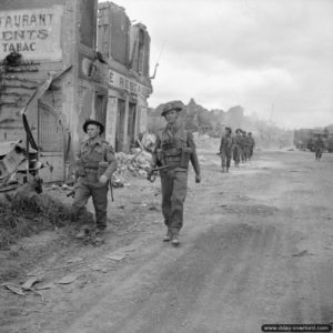 11 juin 1944 : des soldats de la compagnie A du 6th Durham Light Infantry dans Le Douet. Photo : IWM