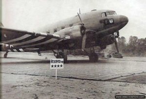 Sur l'aérodrome ALG A-9 du Molay-Littry, un C-47 spécialement conçu pour le transport de VIP tels que les généraux Eisenhower, Montgomery ou encore de Gaulle qui ont voyagé à son bord. Photo : US National Archives
