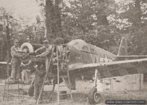 Un F-6 Mustang (une variante du P-51) du 109th Tactical Reconnaissance Squadron (TRS) en maintenance sur l’ALG A-9 du Molay-Littry. Photo : US National Archives