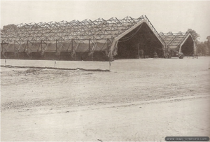 Les hangars de type Butler de l’ALG A-9 du Molay-Littry. Photo : US National Archives