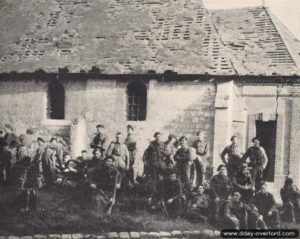 Des commandos se reposent à l’abri d’un bâtiment au Plain endommagé par les combats. Photo : DR