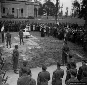 14 juillet 1944 : inauguration d’un mémorial de la No 1 Special Service Brigade au Plain avec un discours de l’abbé de Naurois, aumônier de la France Libre. Photo : IWM