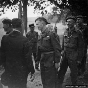 Le général Robert Milles suivi de l’abbé de Naurois, aumônier de la France Libre, et du Major Blisset de l’état-major de la No 1 Special Service Brigade au Plain. Photo : IWM