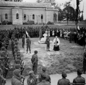 14 juillet 1944 : inauguration d’un mémorial de la No 1 Special Service Brigade au Plain avec un discours de l’abbé de Naurois, aumônier de la France Libre. Photo : IWM