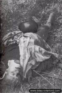 Juin 1944 : un des soldats allemands tués à l’intérieur du clocher de la chapelle du Port. Photo : DR