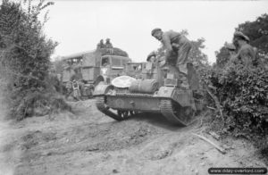3 août 1944 : un Universal Bren Carrier appartenant au 1st (Motor) Grenadier Guards, Guards Armoured Division à Le Tourneur. Photo : IWM