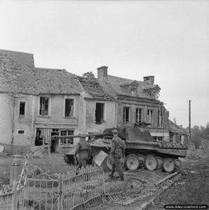 20 juin 1944 : un char Panther détruit est abandonné au centre de la localité de Lingèvres. Photo : IWM