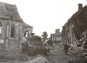 Un char Sherman du 47th Dragoon Guards détruit au milieu des ruines de la commune de Lingèvres. Photo : IWM