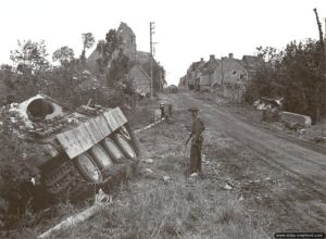 Un char Panther J et un char Panther K détruits à la sortie de Lingèvres, basculés sur le bas-côté de la route. Photo : IWM
