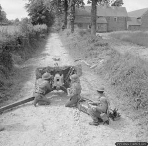 16 juin 1944 : des soldats de la 50th Northumbrian Division servent un canon antichar QF 6-Pounder dans le secteur de Lingèvres. Photo : IWM