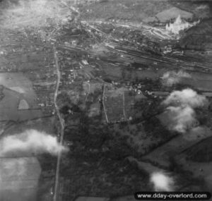 8 juillet 1944 : vue aérienne de la ville de Lisieux. Photo : US National Archives