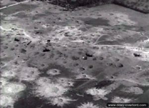 Juin 1944 : vue aérienne du site de la batterie de Longues après les bombardements. Photo : IWM