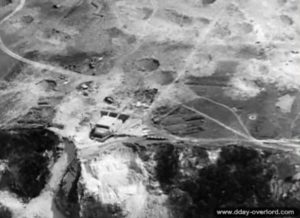 Juin 1944 : vue aérienne du site de la batterie de Longues après les bombardements. Photo : IWM