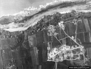 Mai 1944 : vue aérienne de la position de la batterie de Longues-sur-Mer. Photo : IWM