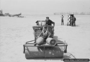 Des pilotes australiens appartenant No 453 Squadron participent aux opérations d'aplanissement de l'aérodrome ALG B-11 de Longues. Photo : IWM