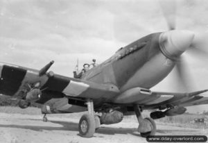 Le Wing Commander A. G. Page, leader de la No. 125 Wing, dans le cockpit de son Supermarine Spitfire. Photo : IWM