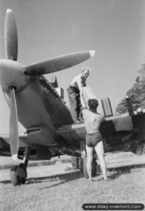 Deux mécaniciens ravitaillent en carburant un Spitfire IX sur l'aérodrome ALG B-11 de Longues. Photo : IWM