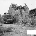 26 juillet 1944 : un char Churchill posté dans les ruines du village de Maltot. Photo : IWM