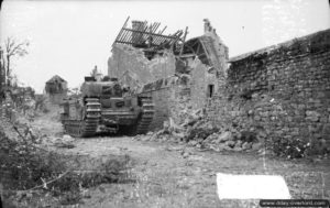 26 juillet 1944 : un char Churchill posté dans les ruines du village de Maltot. Photo : IWM