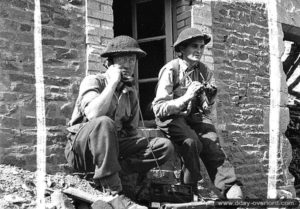 9 août 1944 : des officiers canadiens corrigent à la radio un tir d’artillerie depuis May-sur-Orne. Photo : IWM