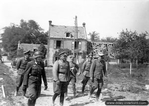 25 mai 1944 : le général Dollman inspecte la batterie de Merville. Tout à droite se trouve l’Oberleutnant Raimund Steiner commandant la batterie (il remplace le Hauptmann Karl-Heinrich Wolter tué par le bombardement du 19 mai 1944). Photo : Bundesarchiv