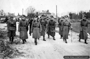 6 mars 1944 : le général Rommel vient contrôler l’avancée des travaux de construction de la batterie de Merville. Photo : Bundesarchiv