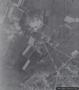 Mai 1944 : photographie aérienne de la batterie de Merville bombardée avant le débarquement. Photo : IWM
