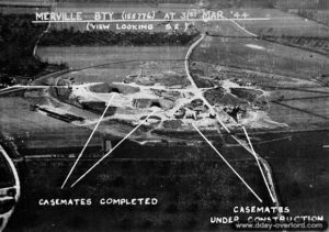 Mars 1944 : photo aérienne de la batterie de Merville bombardée avant le débarquement. Photo : IWM