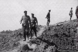 23 mai 1944 : le général Marcks inspecte la batterie de Merville suite au bombardement aérien du 19 mai 1944. Photo : Bundesarchiv