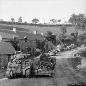 4 août 1944 : des chars Sherman et des véhicules Universal Carrier progressent en direction de Vassy à hauteur de Montchamp. Photo : IWM